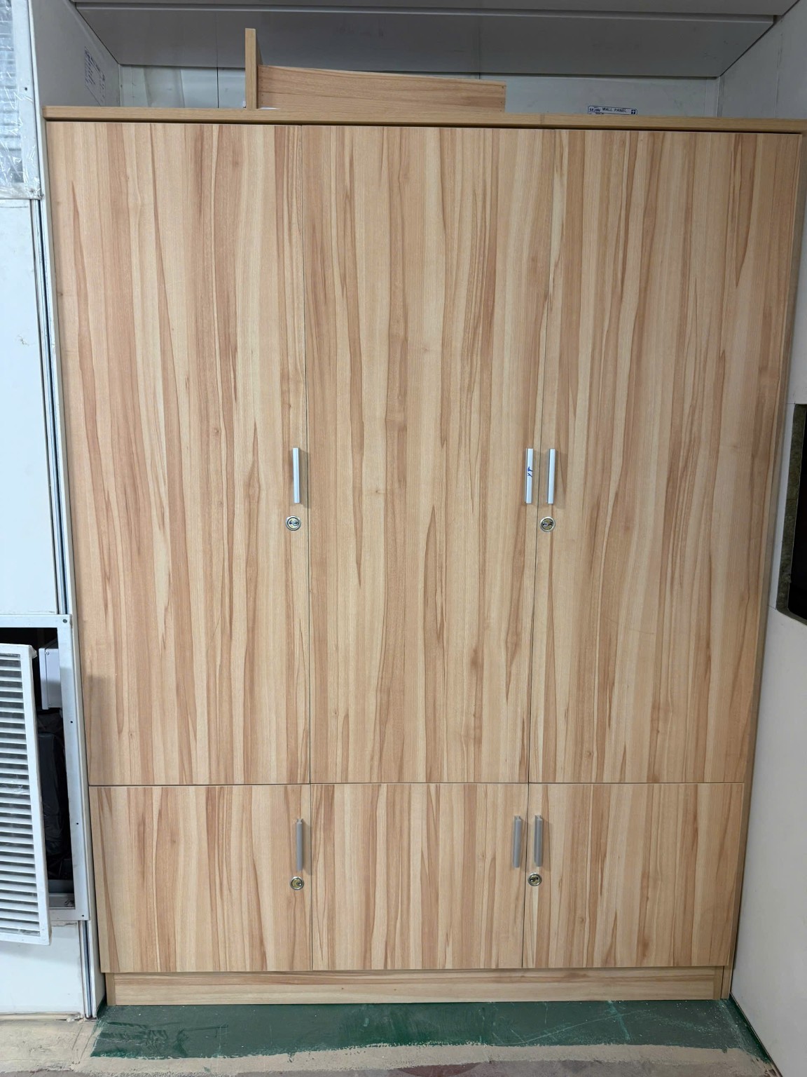 Tủ nội thất vân gỗ bố trí trong cabin tàu
